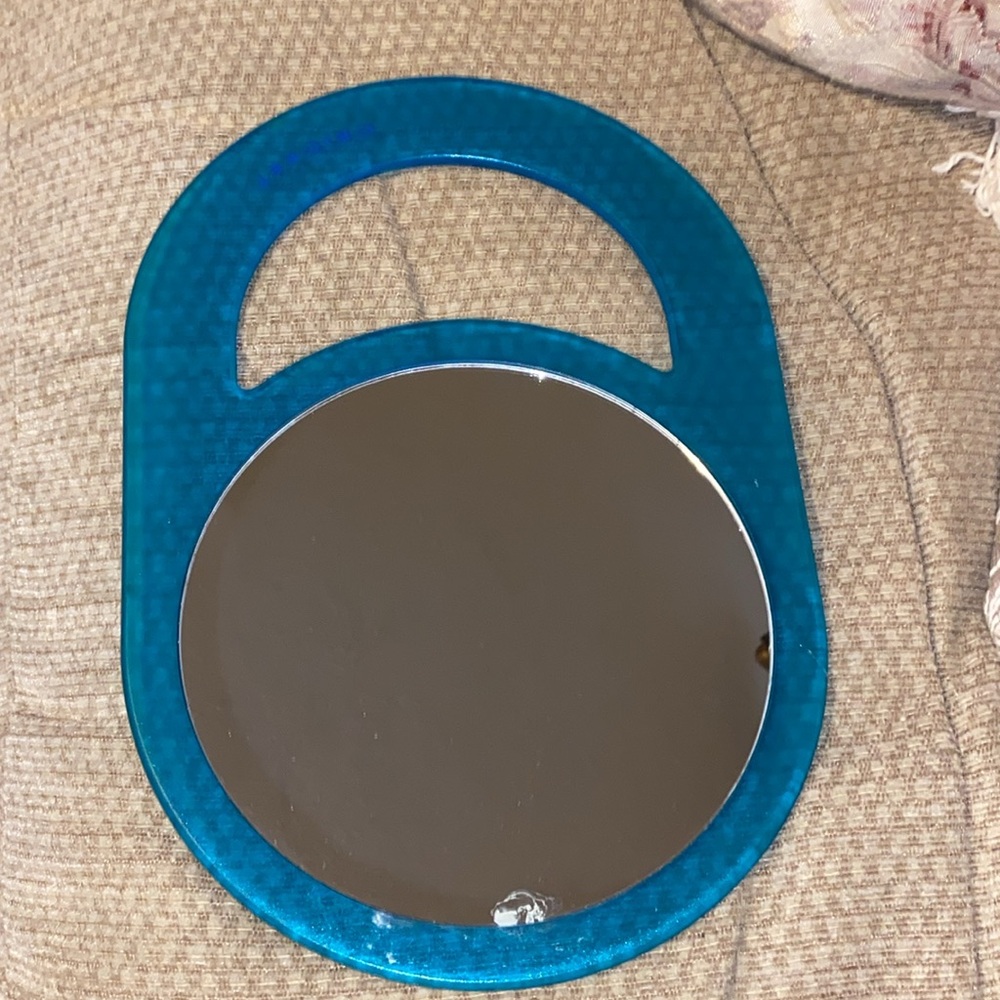 💙💚💙NWOT Cricket Oval Styling Mirror - Handheld or for hanging